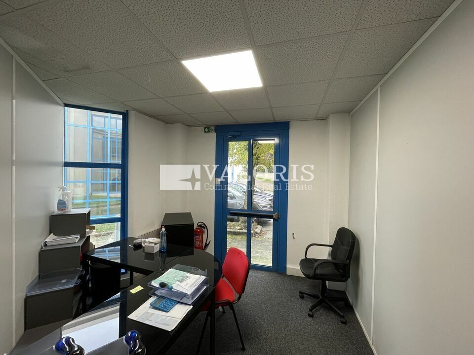 Valoris Real Estate vous propose des bureaux à louer de 157 m² au RDC d'un bâtiment indépendant de 2 niveaux.