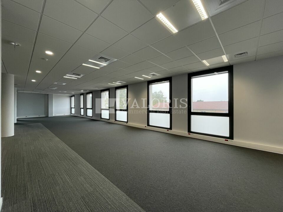 2 502 m² de bureaux à louer, divisibles à partir de 290m² à Villeurbanne, quartier Grand-Clément, en façade de la ligne du tramway T3 et face au pôle PIXEL. Immeuble neuf en R+4 avec une grande visibilité et une belle terrasse en dernier étage. 