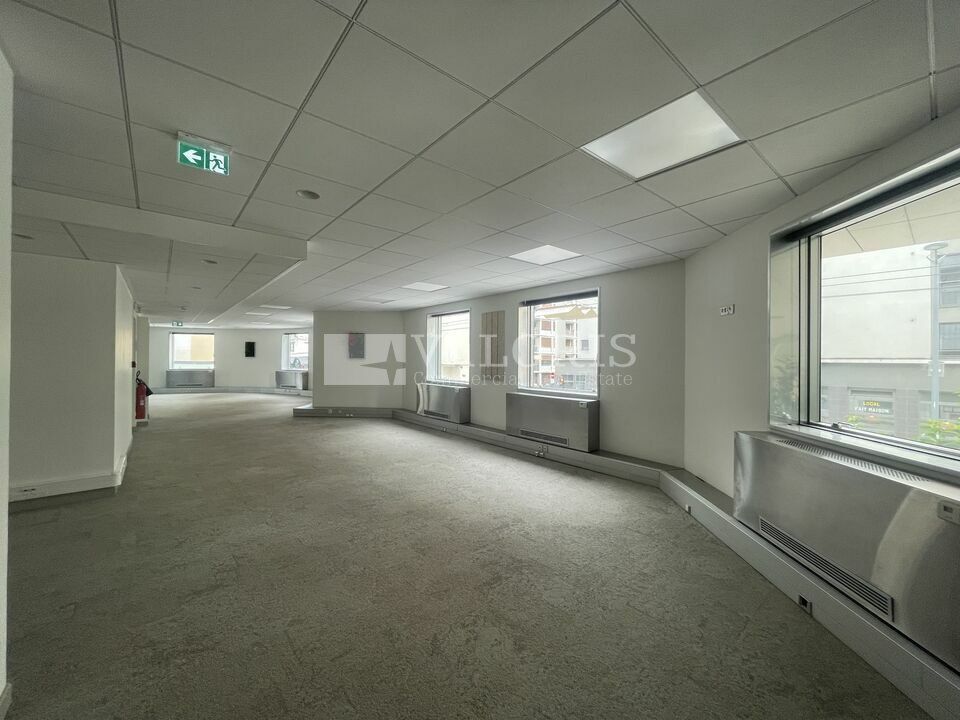 Valoris Real Estate vous propose à la vente, des bureaux au sein d'un immeuble idéalement situé à proximité immédiate de la Part-Dieu et à 2 pas des Brotteaux. Venez découvrir cet immeuble aux parties communes accueillantes.
