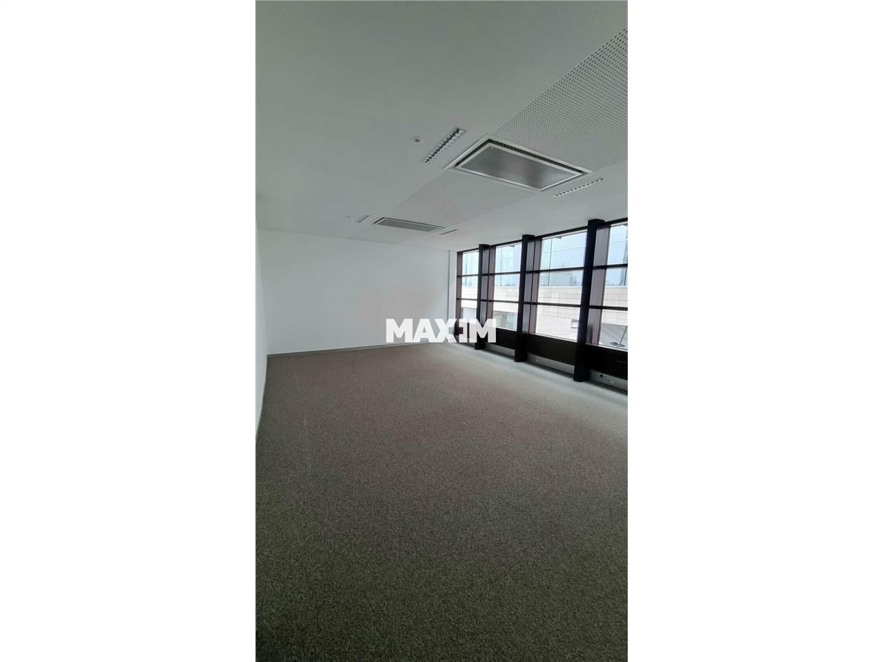 Dans une zone très animée et très fréquentée sur l'axe de Tram Centre-Ville/Quétigny