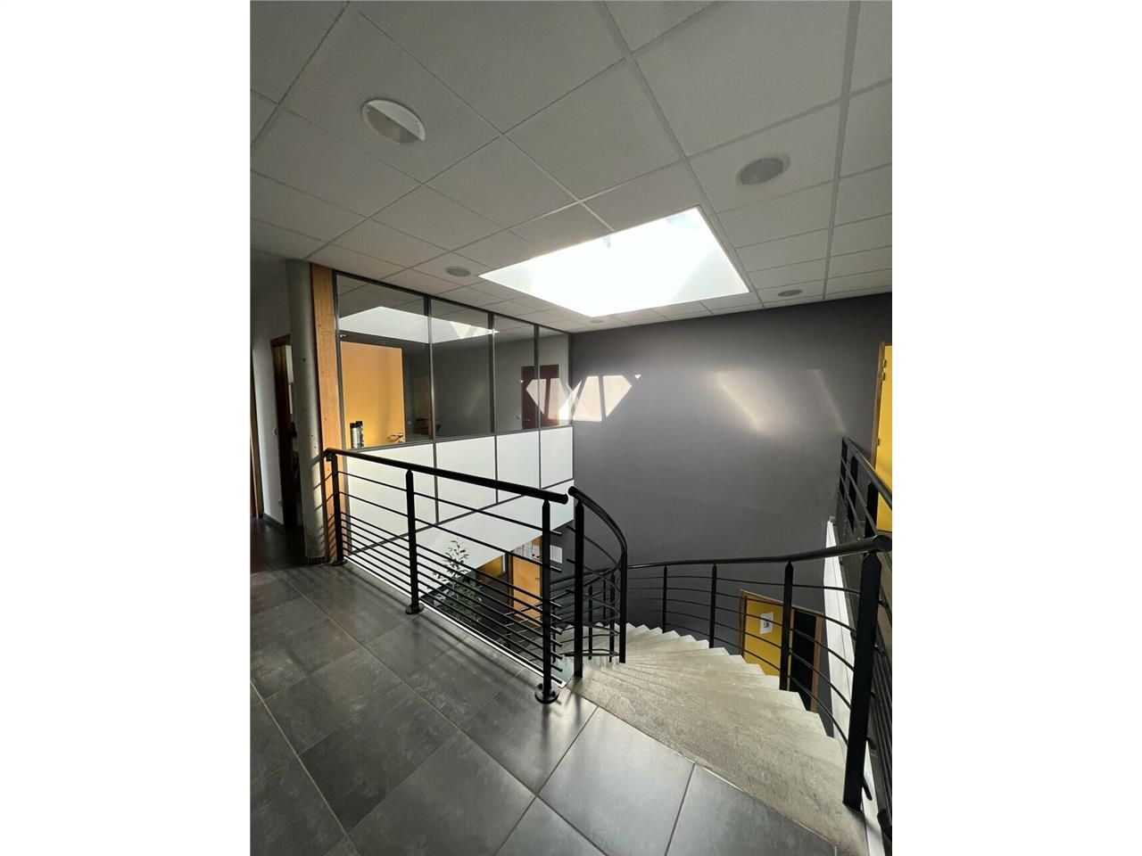 VALENCE Sud, ZA de Clairac, à vendre immeuble de bureaux récent 2 niveaux - Grand parking - Terrain paysagé