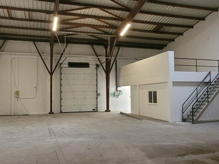 Local d'activités rénové dans un ensemble plus vaste.