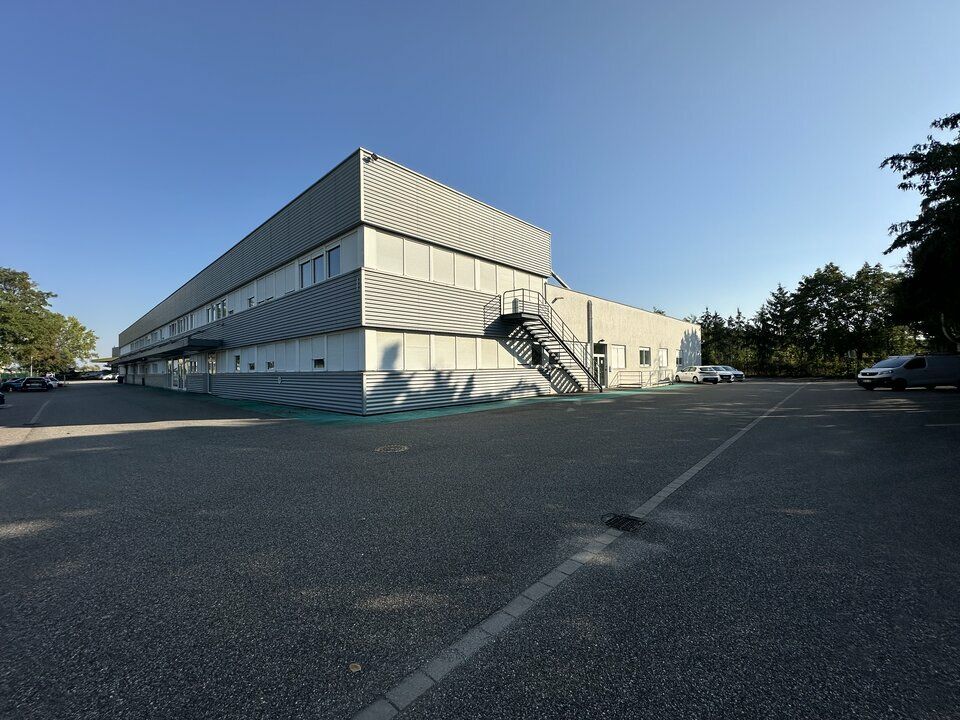 Location local d''activites 695.8 m² divisibles à partir de 100 m²