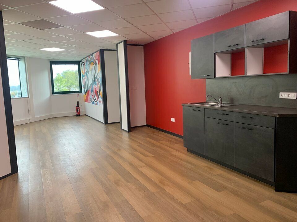 A Bruges, dans un ensemble tertiaire, nous vous proposons à la location, une surface de 360 m² de bureaux située au Rez-de-chaussée