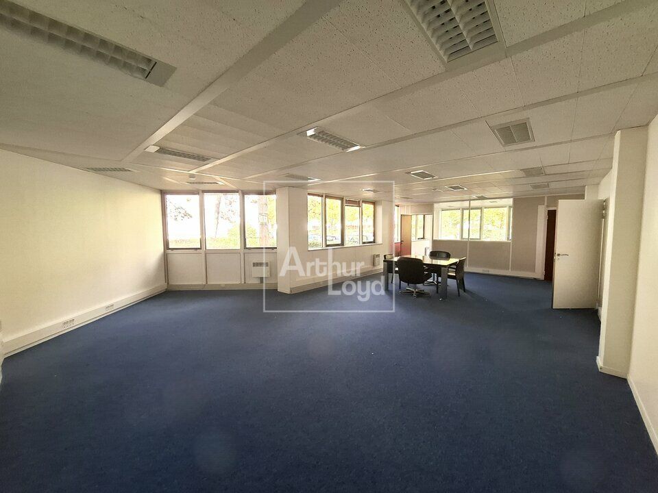 A la location bureaux en rez de chaussée 