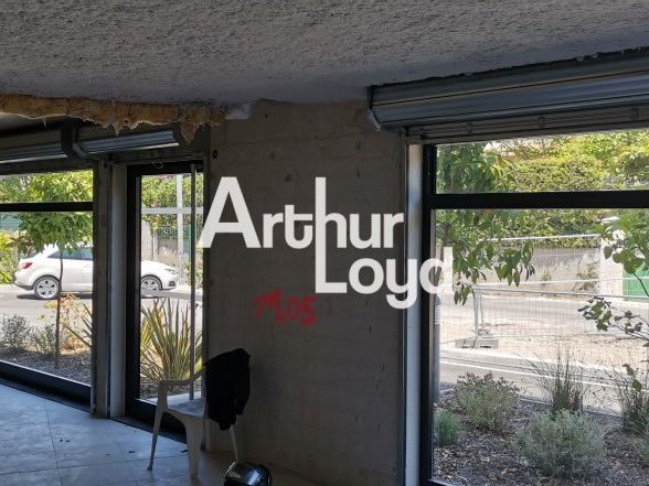 Location local commercial 210 m² divisibles à partir de 83 m²