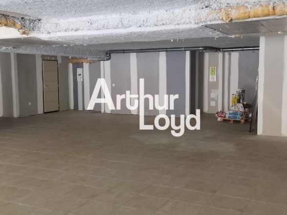 A LOUER LOCAL COMMERCIAL 210 M² NICE ST ISIDORE EN LOYER PURE