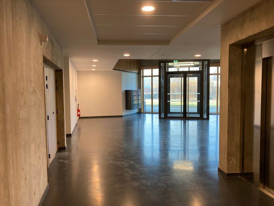 A deux pas du centre historique de Chambéry et de la gare, 114 m² de bureaux sont disponibles dans un immeuble neuf, en rez de chaussée. Qualité premium. Accès aisé depuis la voie rapide urbaine.