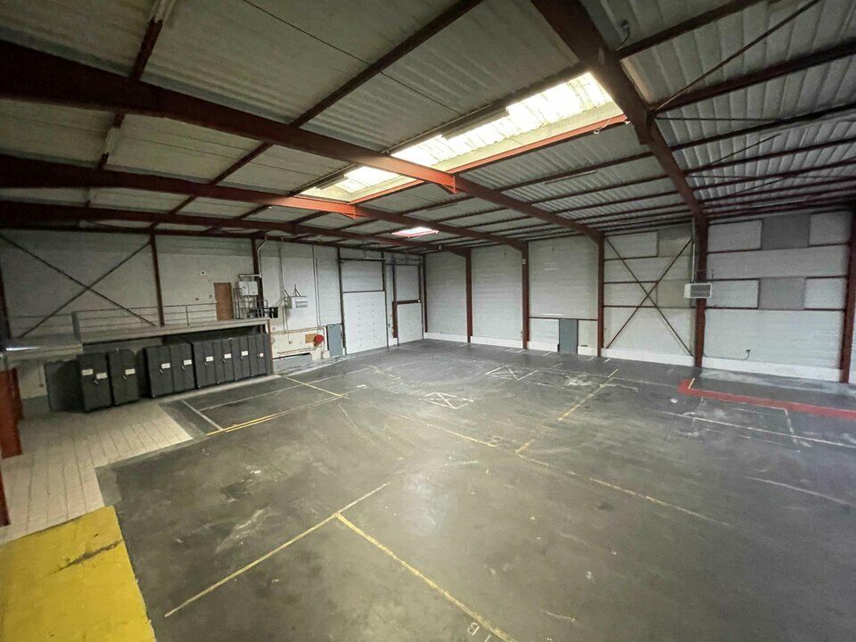 Location local d''activites 2784 m² divisibles à partir de 1292 m²