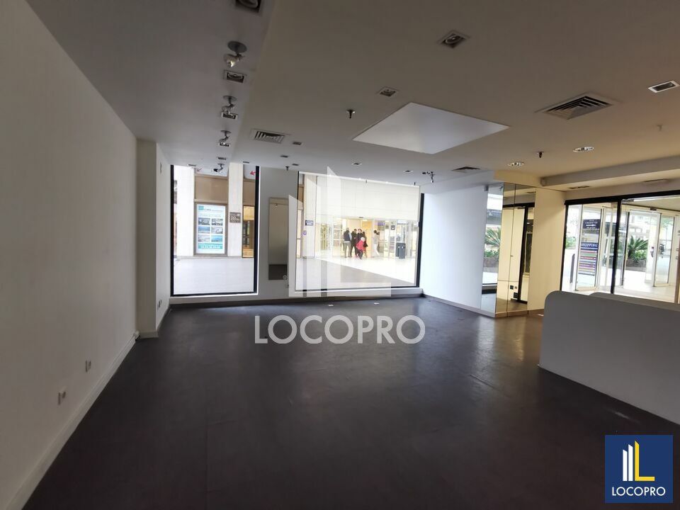 A LOUER - LOCAL COMMERCIA - 75 M2 - CANNES