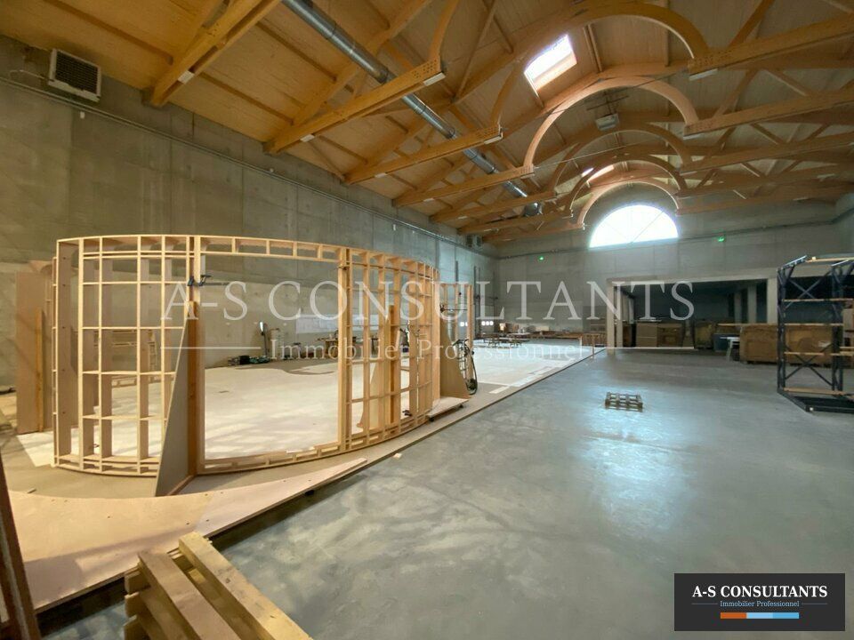 MARCHES (26300) à louer entrepôt de stockage tempéré de 1200 m² dans une zone artisanale avec nombreux stationnements privatifs.