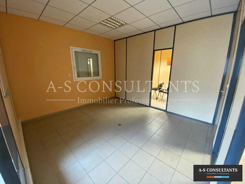 CHABEUIL (26120) A louer 3 bureaux individuels (42 m²) et un entrepôt (57 m²) situé à proximité des grands axes et de l'aéroport de Chabeuil avec nombreux stationnements privatifs.