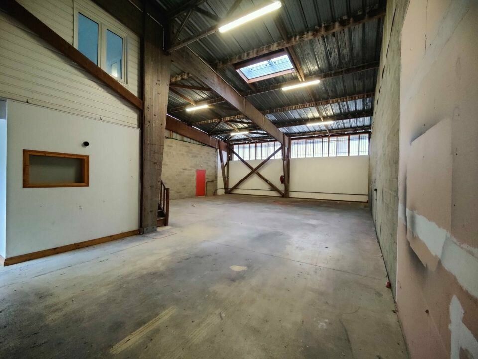 Location local d''activites 250 m² non divisibles