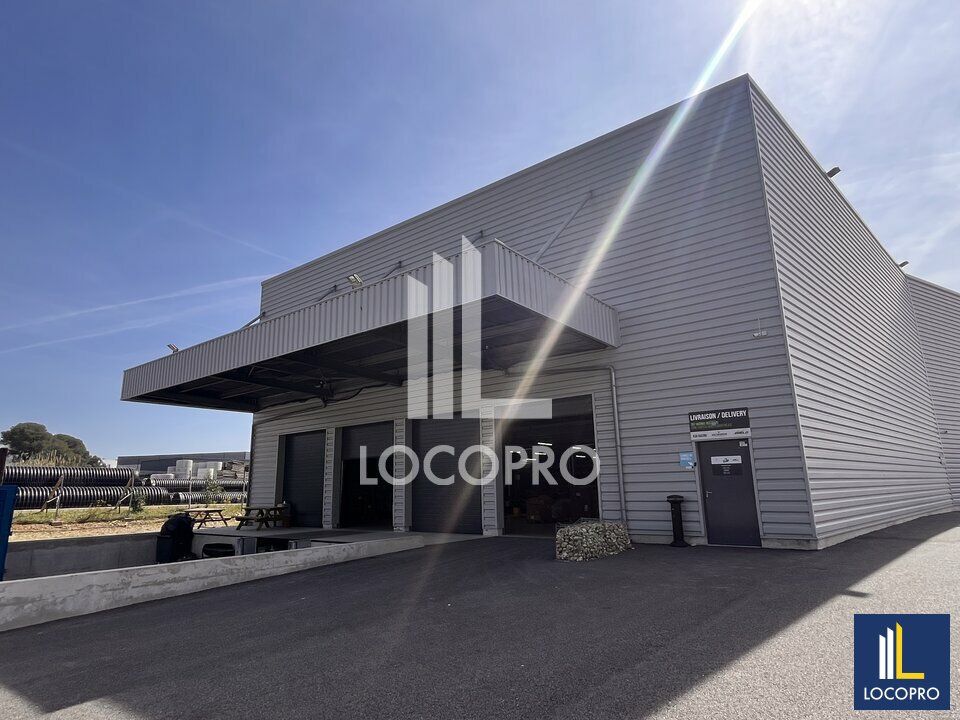 RARE - ENTREPOT/SHOWROOM ET BUREAUX A VENDRE - 3 700 M2 + 50 PLACES DE PARKINGS PRIVATIVES