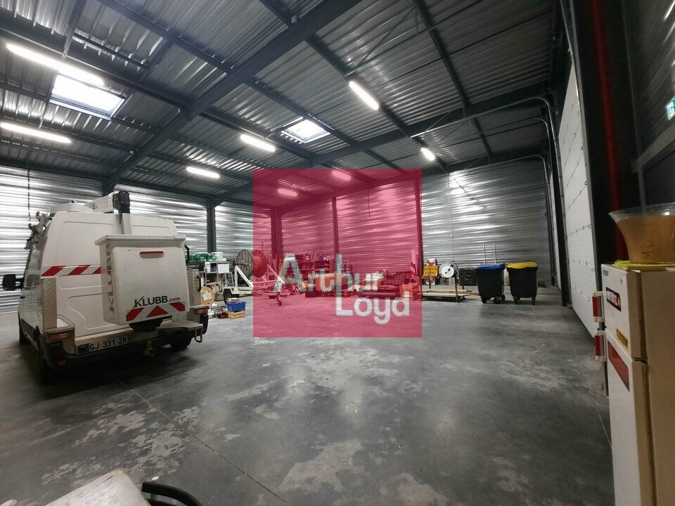 LEZOUX A LOUER  LOCAL ACTIVITE 696 M² - PARCELLE 3600 M² - BATIMENT NEUF