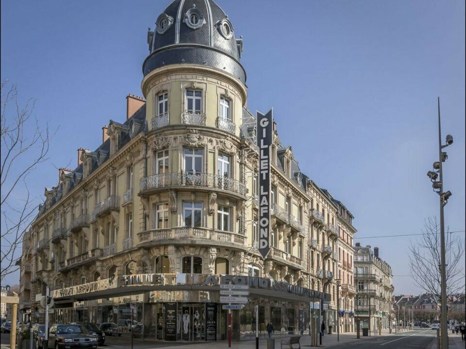 Location local commercial 899 m² non divisibles