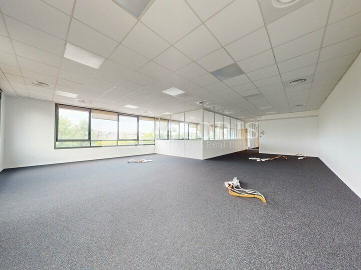 VALORIS REAL ESTATE vous propose des bureaux à louer au coeur de la TECHLID, dans un parc d'activités tertiaires récent et de bon standing, ambiance ZEN garantit pour cette construction d'inspiration Japonaise ! places de parking disponibles.