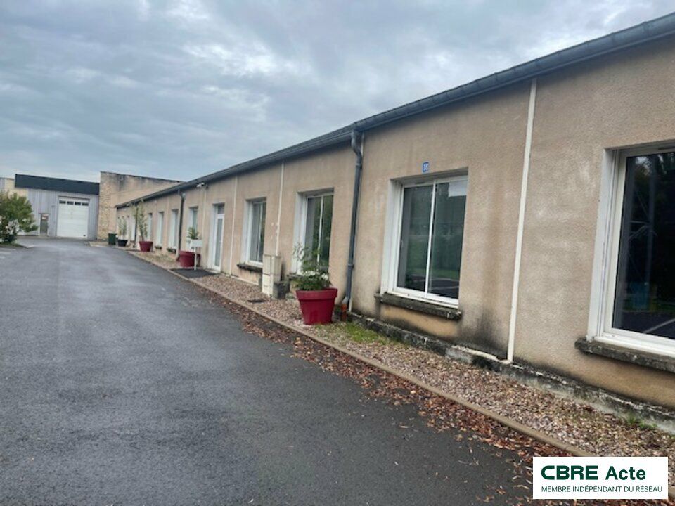 Location local d''activites 1305 m² divisibles à partir de 220 m²