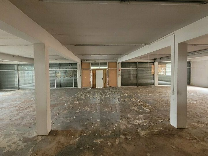 Ancienne concession automobile sur plusieurs niveaux avec parkings.