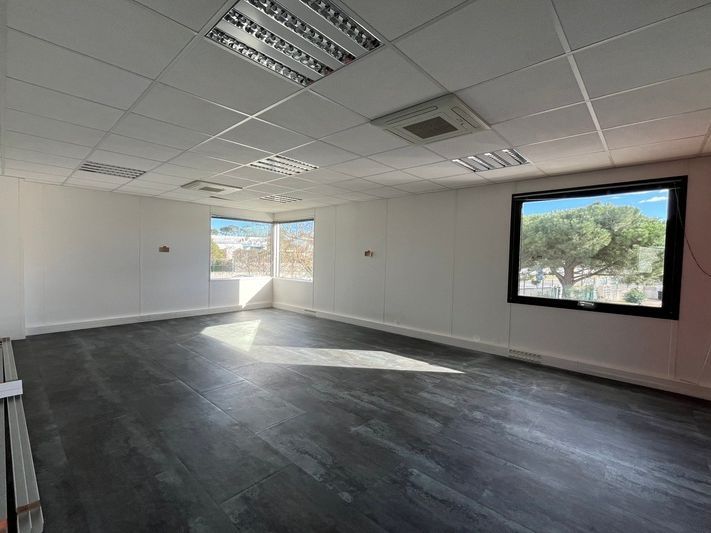 A louer, bureaux aménagés et cloisonnés de 235 m² en R + 1 d'un immeuble en R + 2