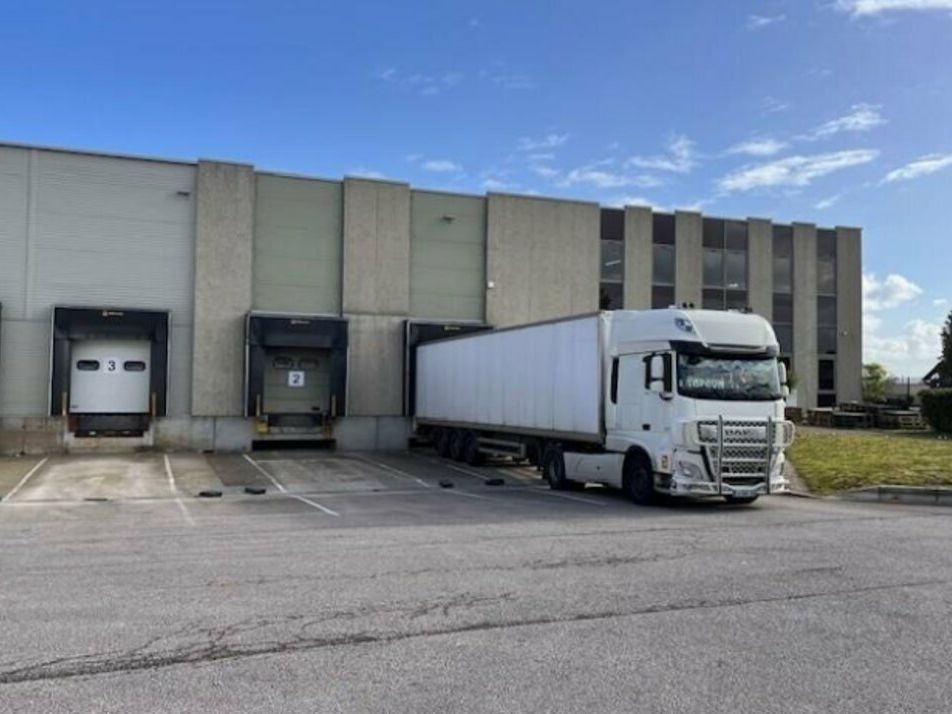 A louer entrepôt de 3000m² offrant une belle visibilité face à l'A13!
