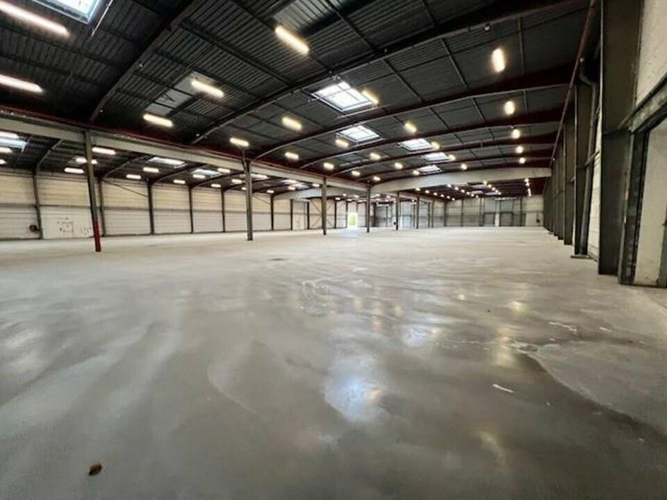 Location entrepot 10700 m² non divisibles
