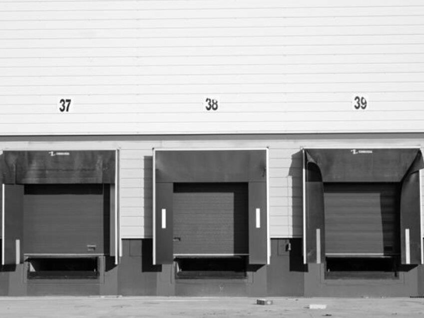 A LOUER ENTREPOT LOGISTIQUE LE LONG DE L'A13! Ce bien vous est proposé par Prolocaux. 