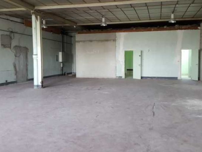 Vente local 1385 m² à Vaux-le-Pénil