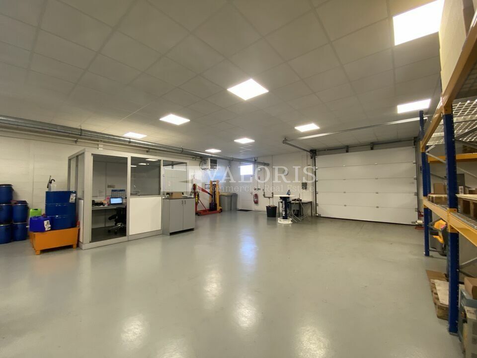 Valoris Real Estate vous propose à la location des locaux mixtes en excellent état situés à Reyrieux, à proximité de l'autoroute A46.