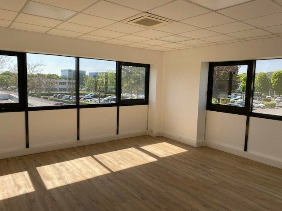 Au cœur de la zone Farman, 2 lots à usage de bureaux climatisés d'environ 233 et 274 m²