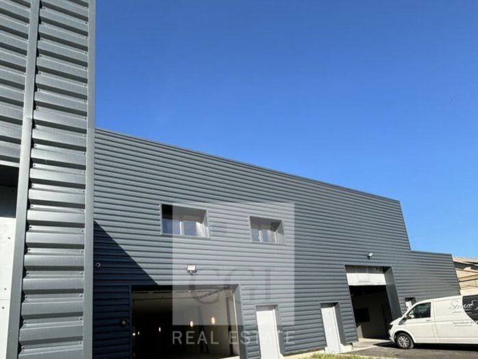 Location local d''activites 621.9 m² divisibles à partir de 186.2 m²
