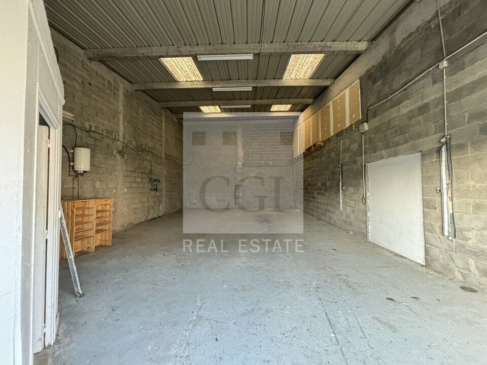 À LOUER – LOCAL D'ACTIVITÉS AVEC BUREAUX ET MEZZANINE – 135 m²