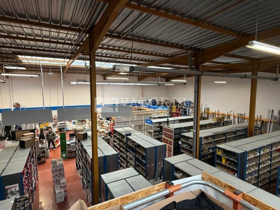 Valoris Real Estate vous propose à la location un local d'activités situé dans le 7ème arrondissement. Le bien se trouve dans un parc proche du secteur de Gerland. Idéal pour des activités artisanales, industrielles, ou encore de stockage.