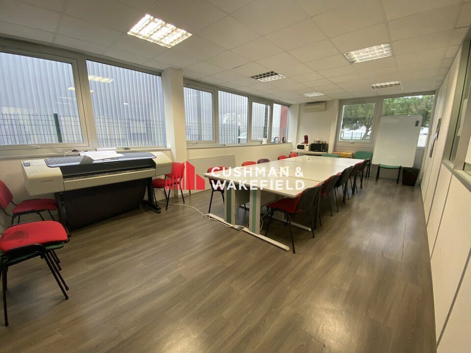 Location activité/entrepôt - 817 m²