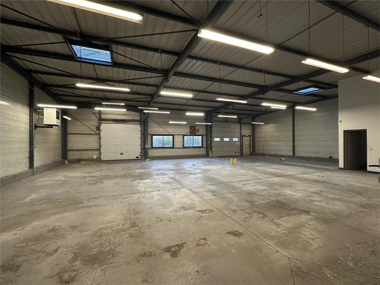 Location local 945 m² à SAINT JEAN DE LA RUELLE