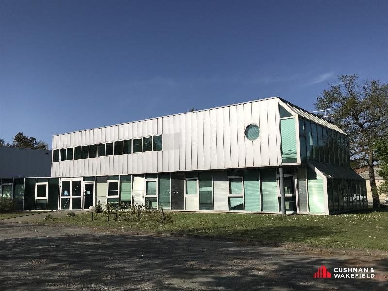 Immeuble indépendant à usage de bureaux en R+1 sur un site clos, dans la zone d'activité de la Madeleine à Gradignan