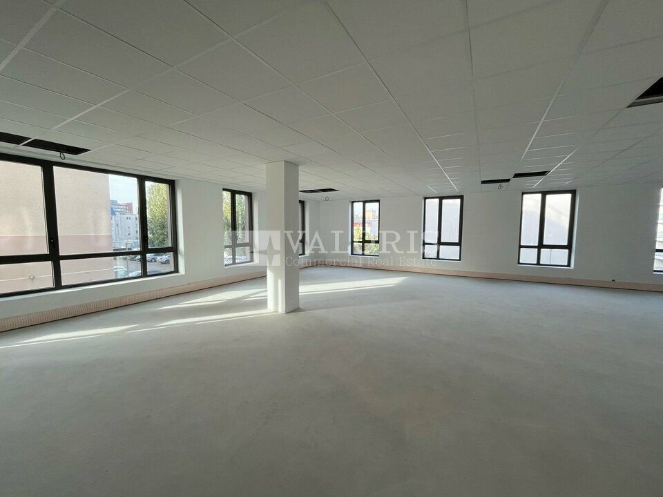 Valoris Real Estate vous propose à la vente des bureaux neufs au sein d'un ensemble tertiaire. Plateaux faciles d'aménagement avec parkings en sous-sol. 