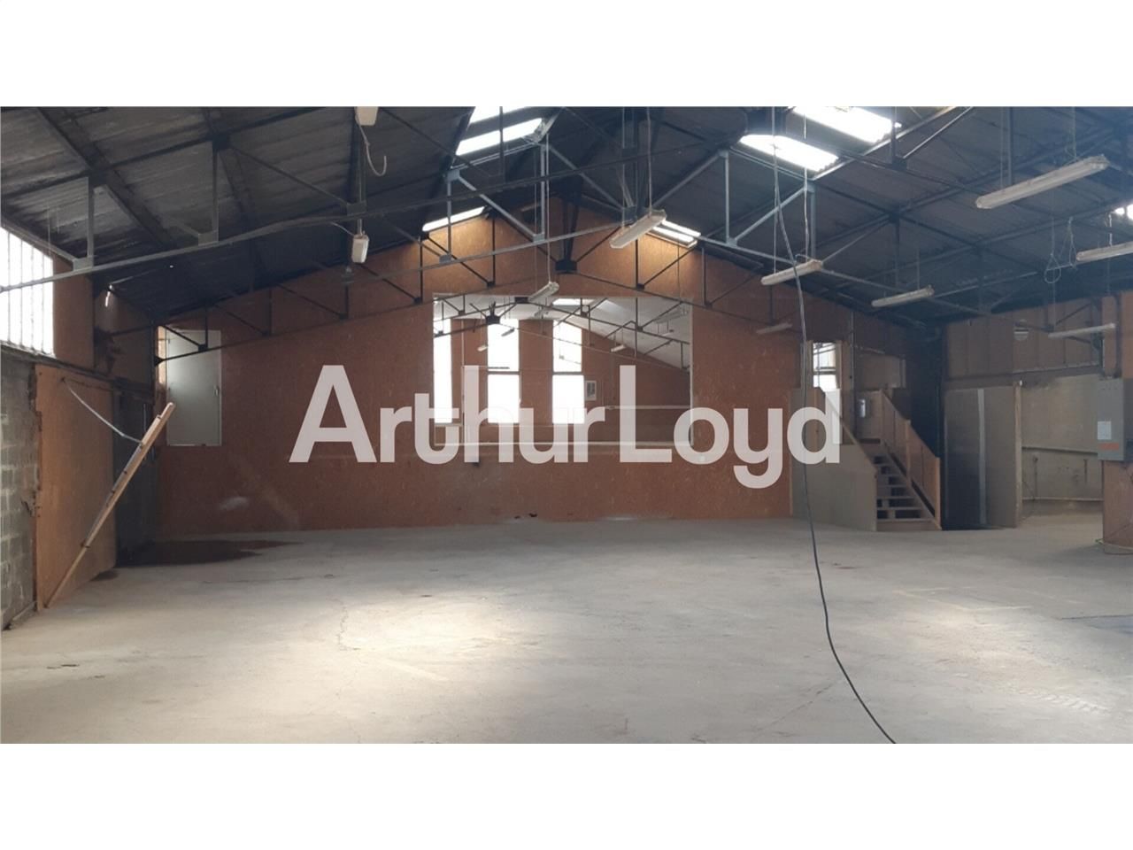 Location local 800.00 m² à CAEN