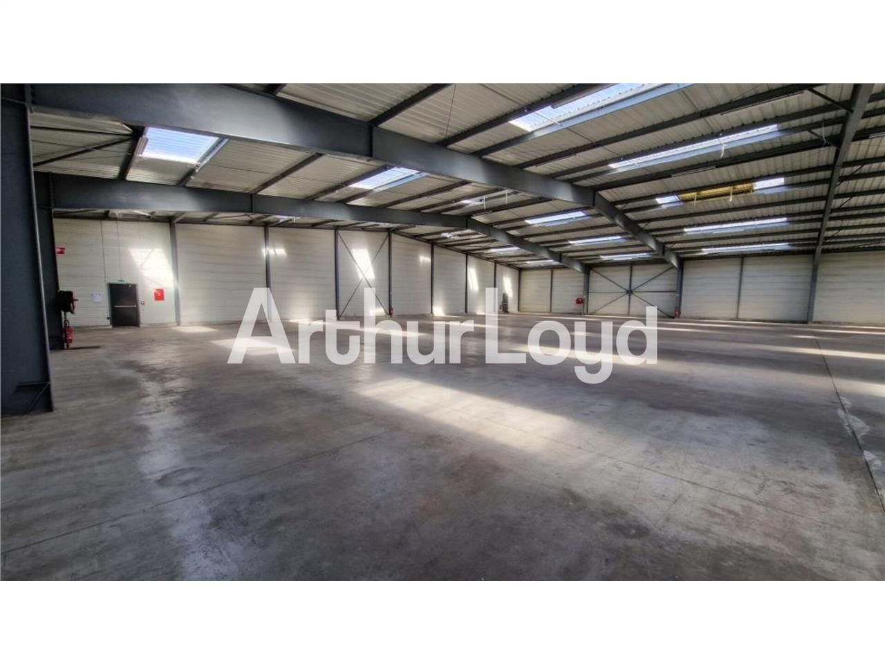 Location local 1300.00 m² à CARPIQUET