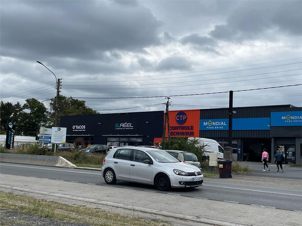 Location local commercial 576.00 m² à PESSAC