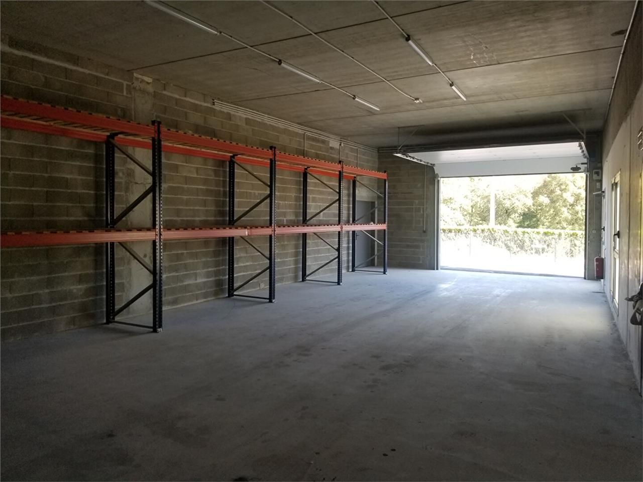 Location local 110.00 m² à MONTUSSAN