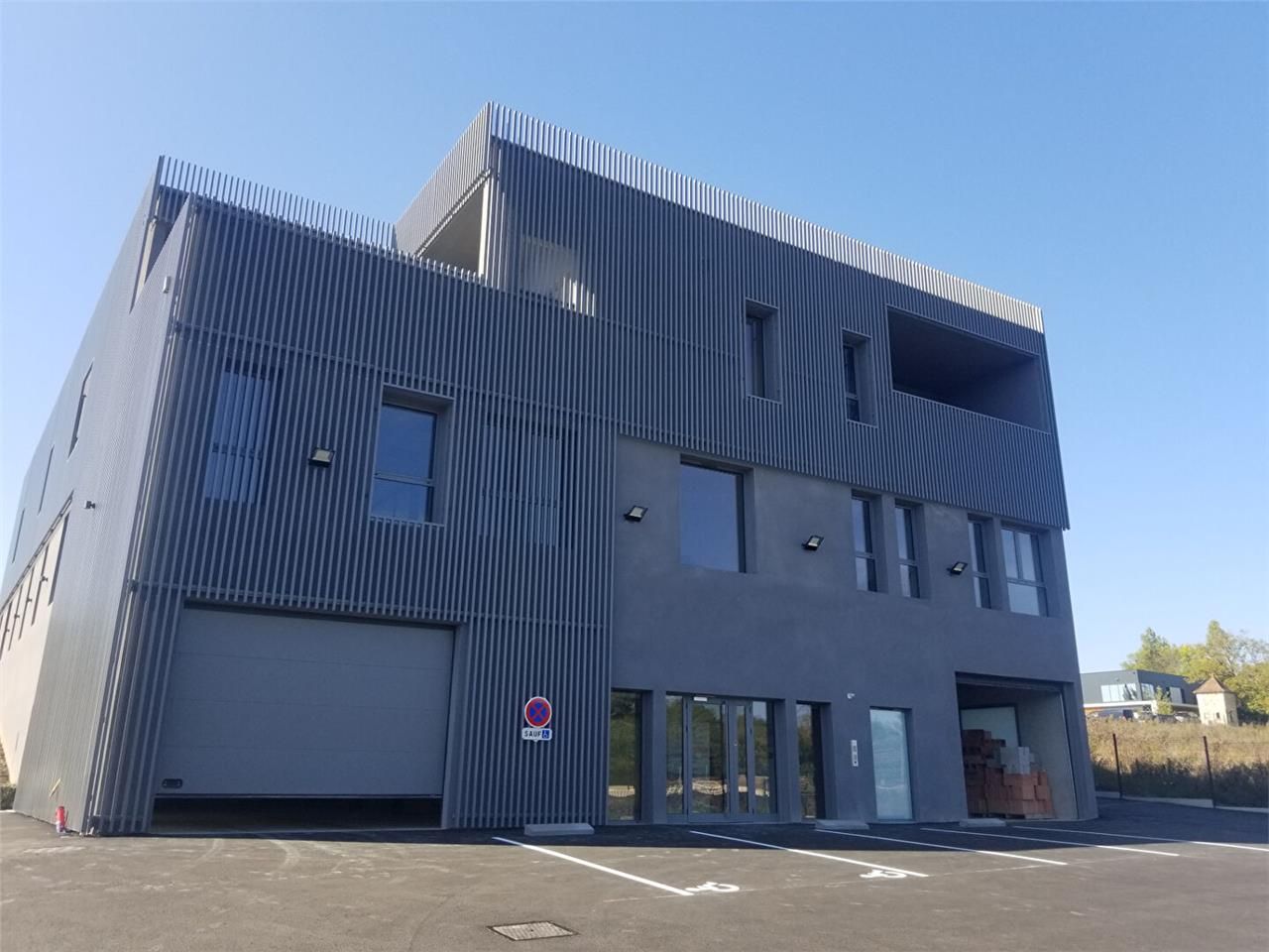 Location local 260.00 m² à MONTUSSAN