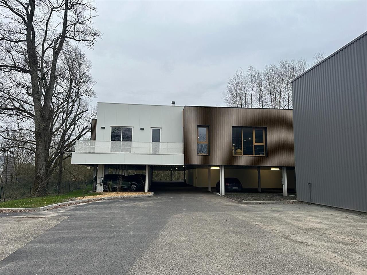 Location bureaux 300.00 m² à BRUGES