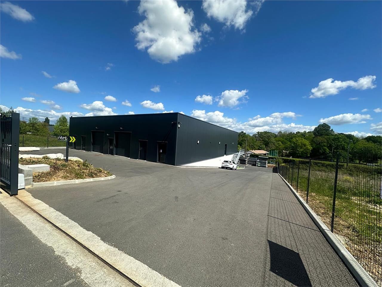 Location local 280.00 m² à MONTUSSAN