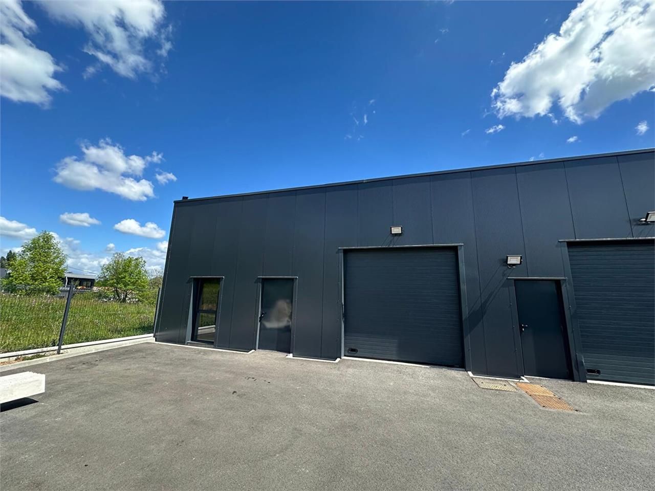 Location local 280.00 m² à MONTUSSAN