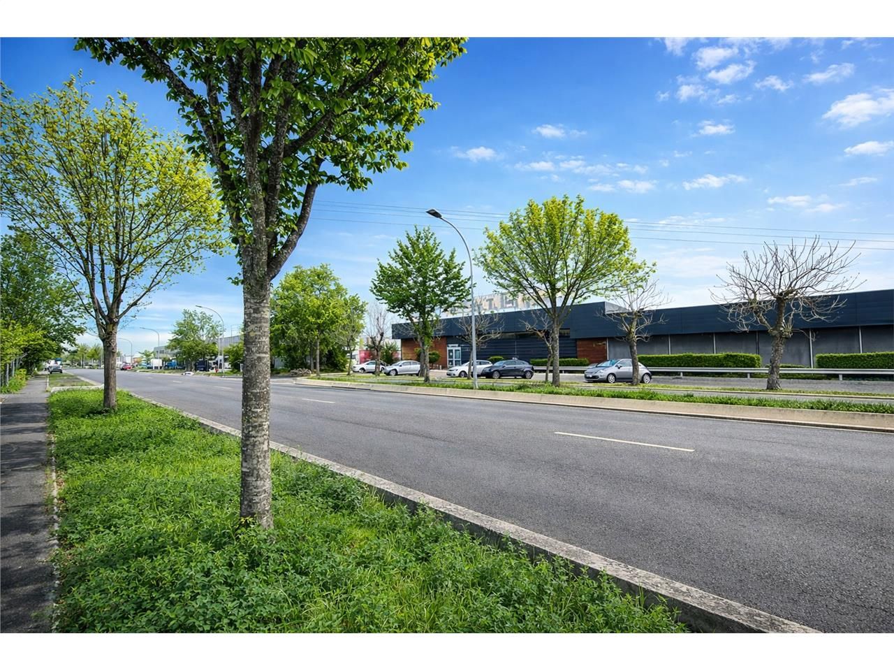 Location local 1000.00 m² à BORDEAUX