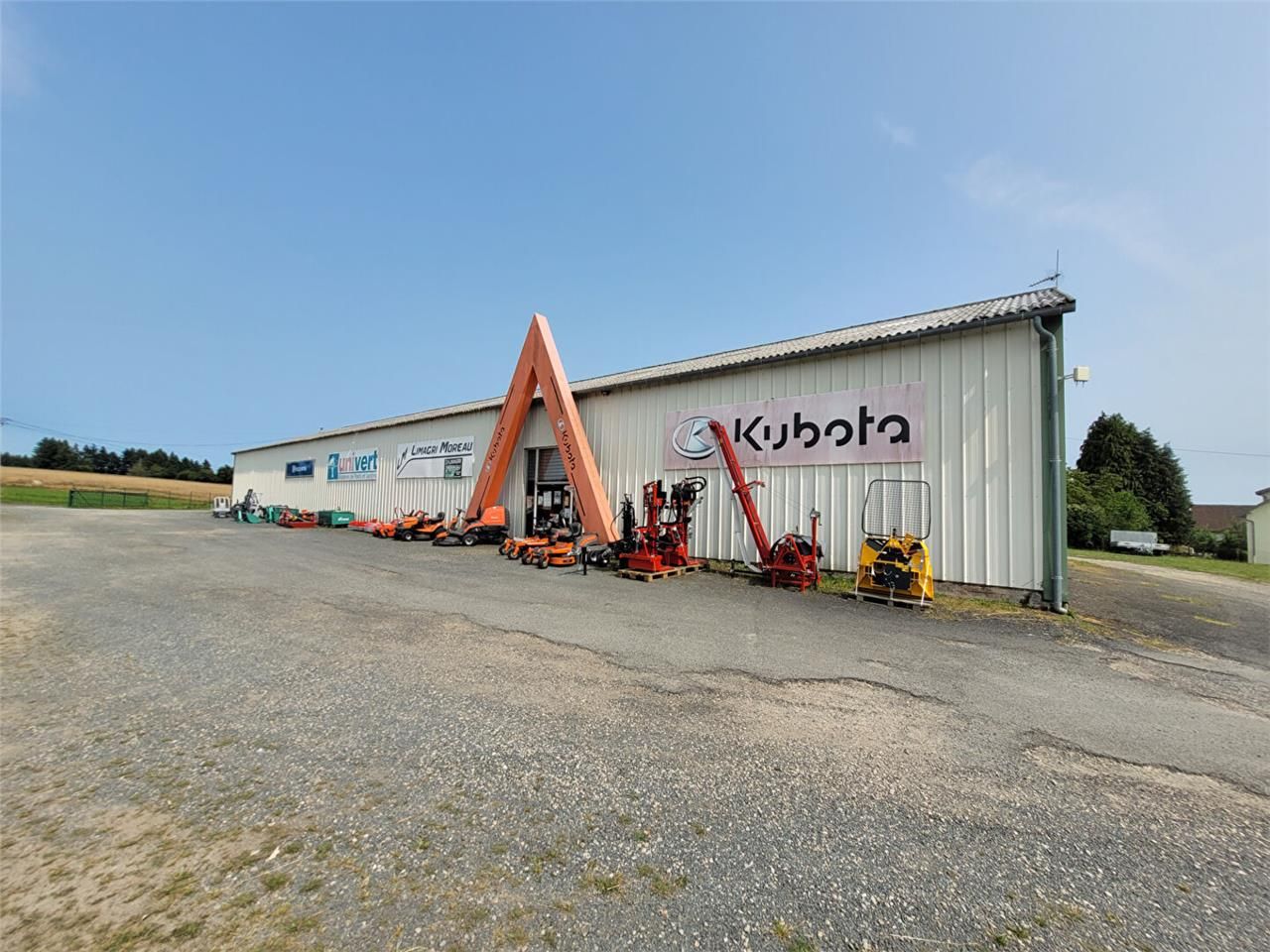 Vente local commercial 800.00 m² à SAINT YRIEIX LA PERCHE