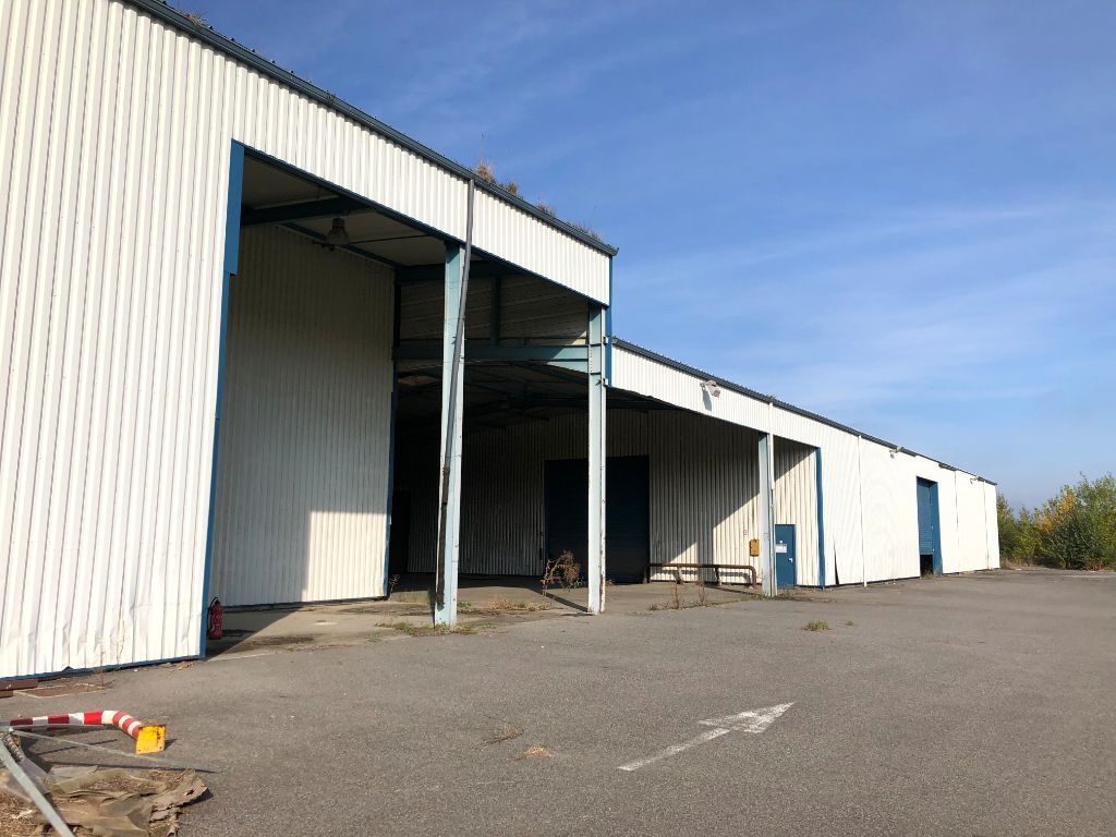 Location local 10072.00 m² à CAZERES