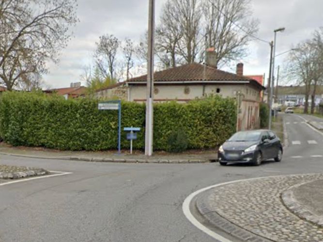 Location local commercial 400.00 m² à FONBEAUZARD