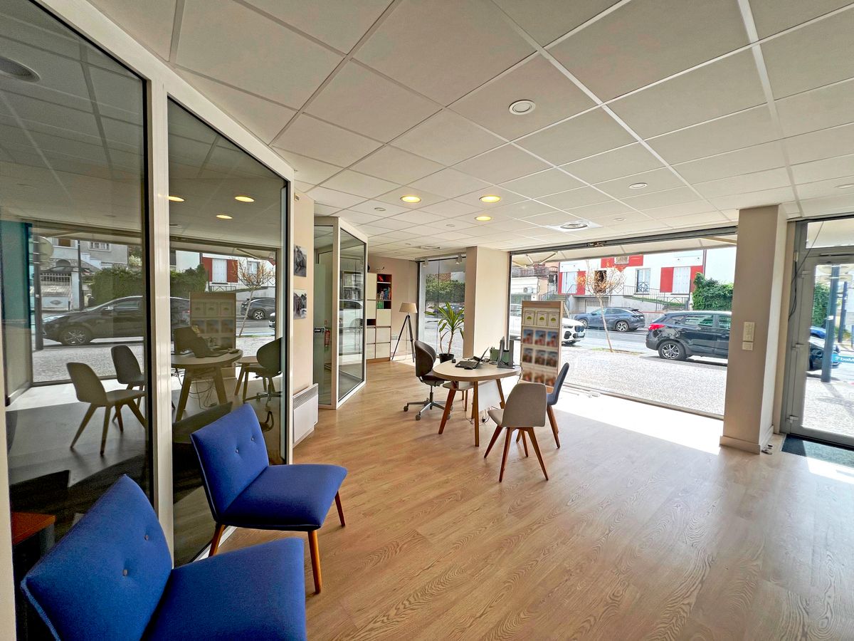 Location local commercial 104.00 m² à RAMONVILLE SAINT AGNE